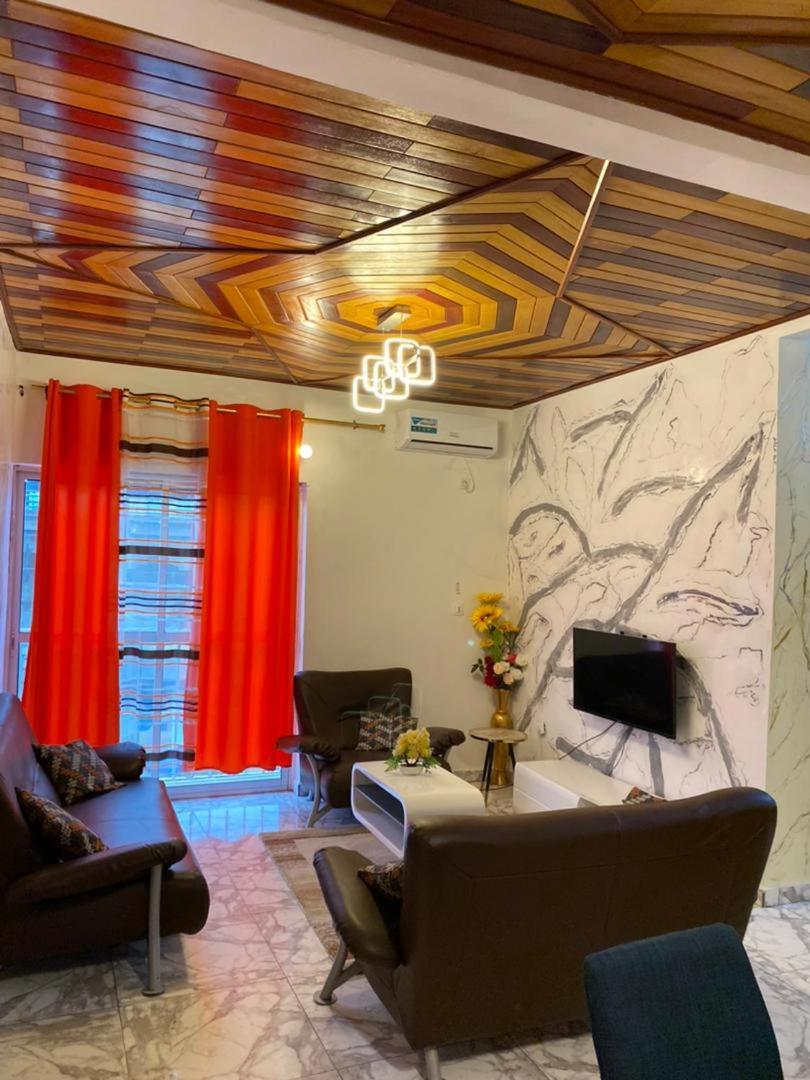 Cave Royale - Chambres-Studios-Apparts Meubles - Logpom Hopithal Des Soeurs Apres Camara Laye Douala Ngoại thất bức ảnh