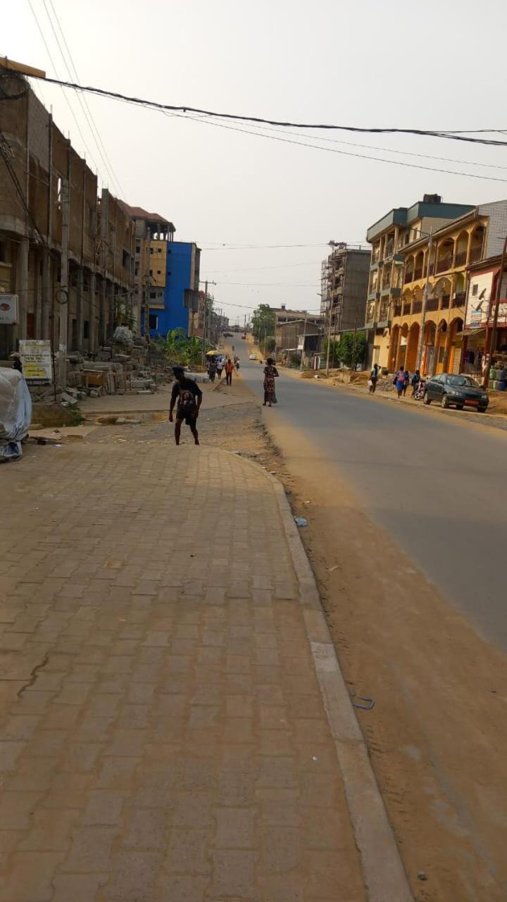 Cave Royale - Chambres-Studios-Apparts Meubles - Logpom Hopithal Des Soeurs Apres Camara Laye Douala Ngoại thất bức ảnh