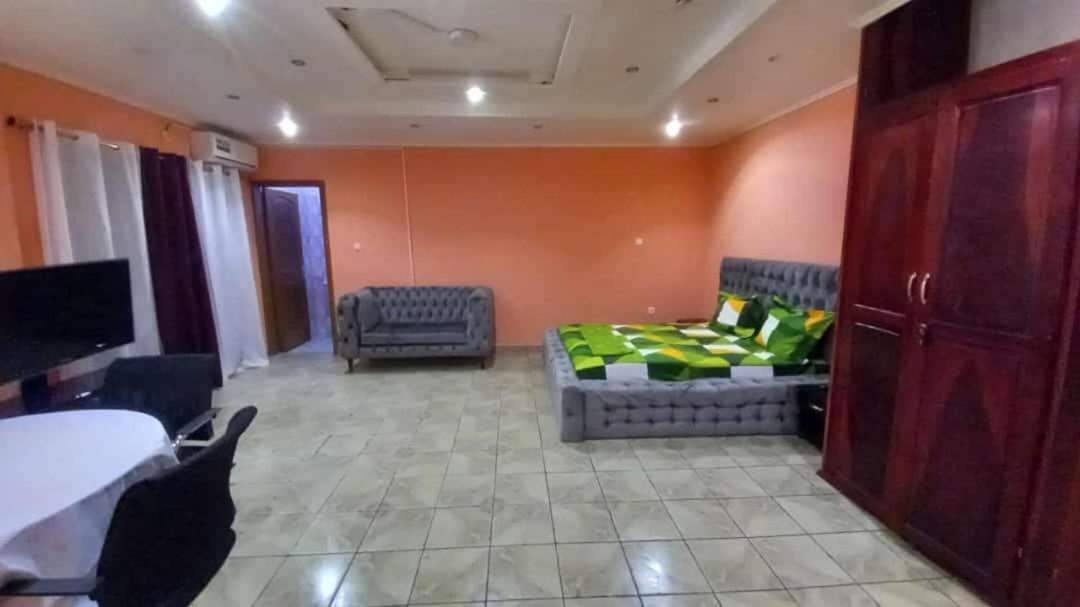 Cave Royale - Chambres-Studios-Apparts Meubles - Logpom Hopithal Des Soeurs Apres Camara Laye Douala Ngoại thất bức ảnh