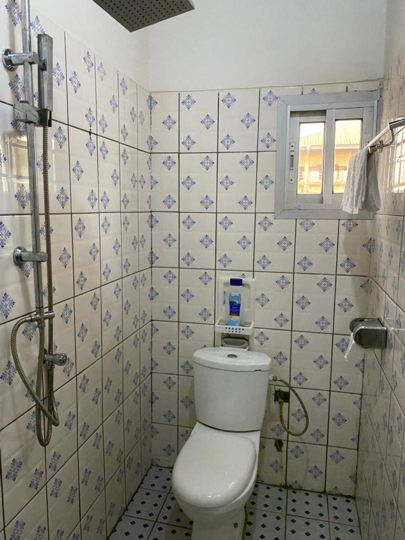 Cave Royale - Chambres-Studios-Apparts Meubles - Logpom Hopithal Des Soeurs Apres Camara Laye Douala Ngoại thất bức ảnh