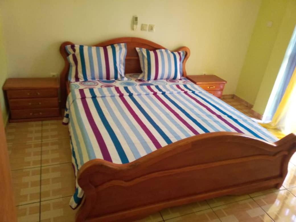 Cave Royale - Chambres-Studios-Apparts Meubles - Logpom Hopithal Des Soeurs Apres Camara Laye Douala Ngoại thất bức ảnh
